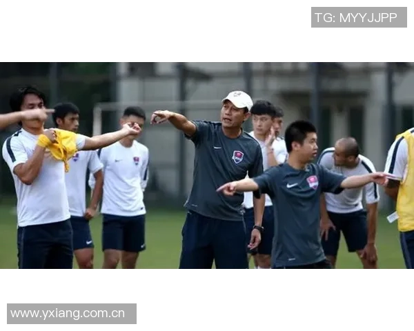 穆西亚拉亲临训练场为队友加油助威并热情签名回馈球迷