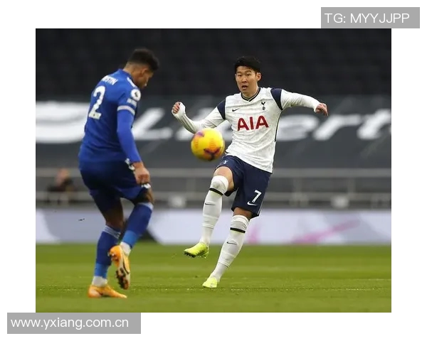 热刺边卫波罗被球迷电子烟砸中后捡起假装抽烟引发热议