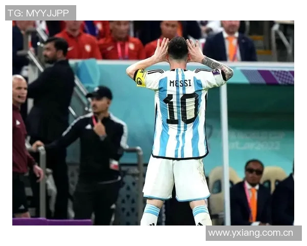 曼奇尼比赛中再施奇招挑衅对手摸臀飞吻引发对方一笑置之