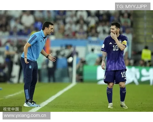 波多黎各歌手洋基老爹亲临阿根廷训练营与梅西等球员亲密合影